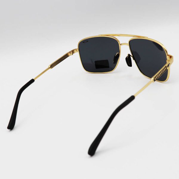عکس از عینک آفتابی اوکلی با فریم چند ضلعی، طلایی رنگ، عدسی دودی تیره و پلاریزه مدل 008922