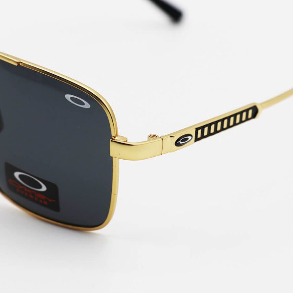 عکس از عینک آفتابی اوکلی با فریم چند ضلعی، طلایی رنگ، عدسی دودی تیره و پلاریزه مدل 008922