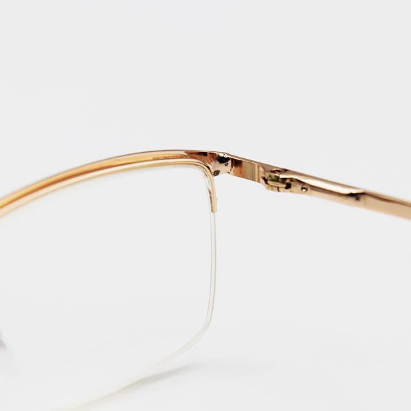عکس از عینک مطالعه نزدیک بین نیم فریم، مستطیلی شکل، طلایی رنگ و دسته فنری مدل 1019
