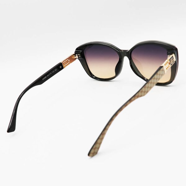 عکس از عینک آفتابی زنانه گوچی با فریم طوسی رنگ، گربه ای شکل و عدسی سایه روشن مدل m9060