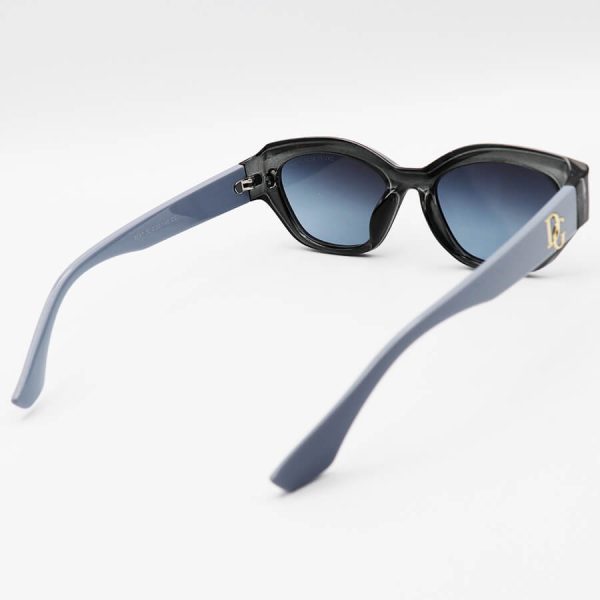 عکس از عینک آفتابی با فریم خاکستری، بیضی شکل، دسته طوسی و لنز دودی هایلایت دولچه گابانا مدل 6087