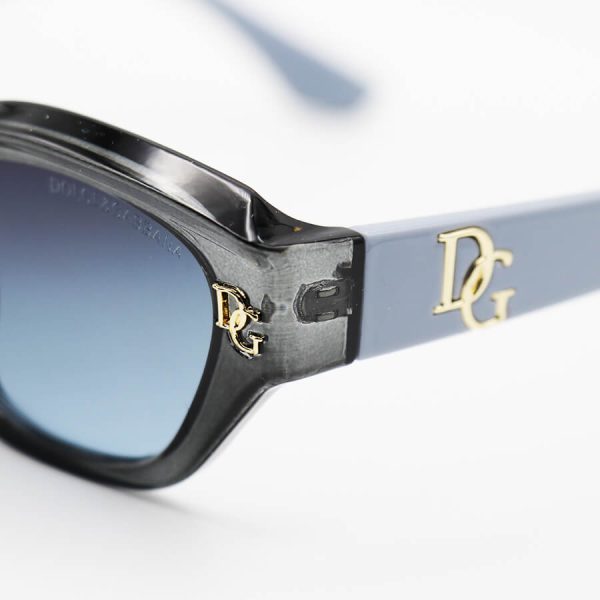 عکس از عینک آفتابی با فریم خاکستری، بیضی شکل، دسته طوسی و لنز دودی هایلایت دولچه گابانا مدل 6087