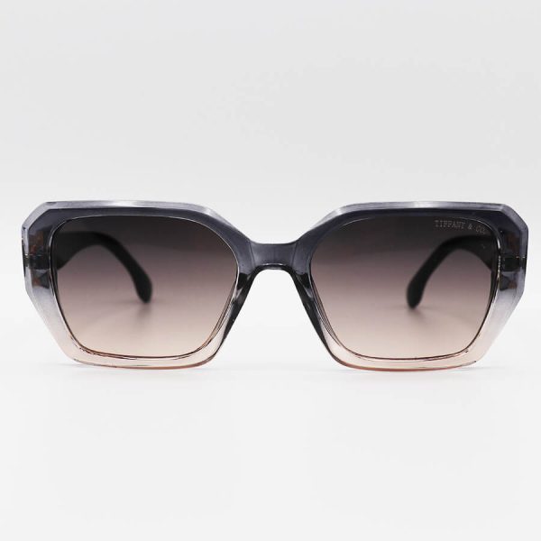 عکس از عینک آفتابی مستطیلی تیفانی با فریم طوسی رنگ، دسته مشکی و لنز قهوه ای هایلایت مدل a80043