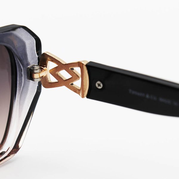 عکس از عینک آفتابی مستطیلی تیفانی با فریم طوسی رنگ، دسته مشکی و لنز قهوه ای هایلایت مدل a80043