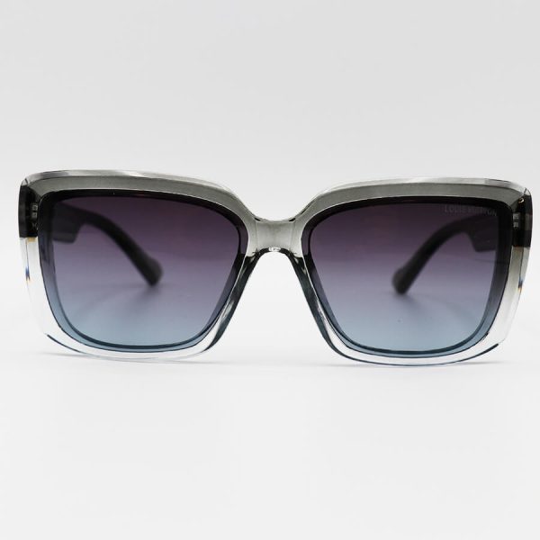 عکس از عینک آفتابی لویی ویتون مربعی شکل، طوسی رنگ و لنز دودی سایه روشن مدل 3375