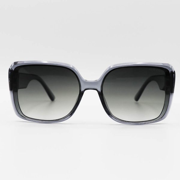 عکس از عینک آفتابی lv با فریم مربعی شکل، طوسی رنگ و لنز سبز سایه روشن مدل m9105