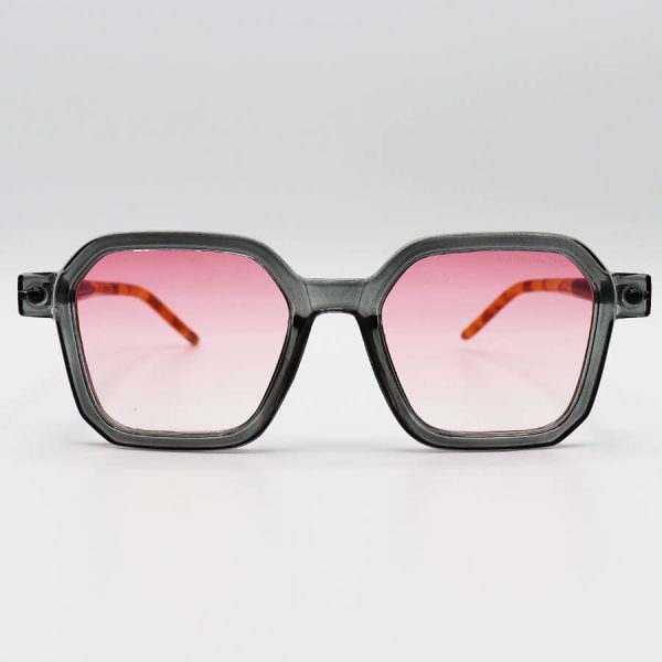 عکس از عینک آفتابی مارک جیکوبز با فریم مربعی شکل، طوسی رنگ، طرح نقطه ای و لنز صورتی مدل nog01