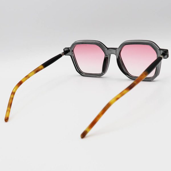 عکس از عینک آفتابی مارک جیکوبز با فریم مربعی شکل، طوسی رنگ، طرح نقطه ای و لنز صورتی مدل nog01