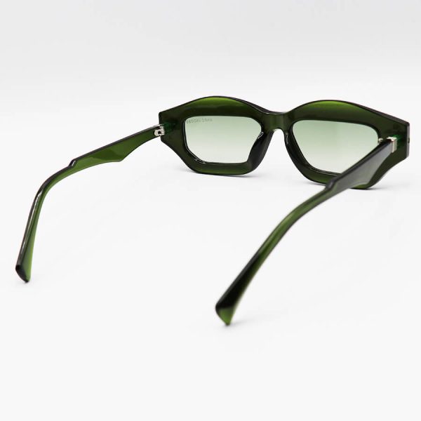 عکس از عینک آفتابی مارک جیکوبز با فریم مستطیلی شکل، سبز رنگ و لنز سبز هایلایت مدل shab405