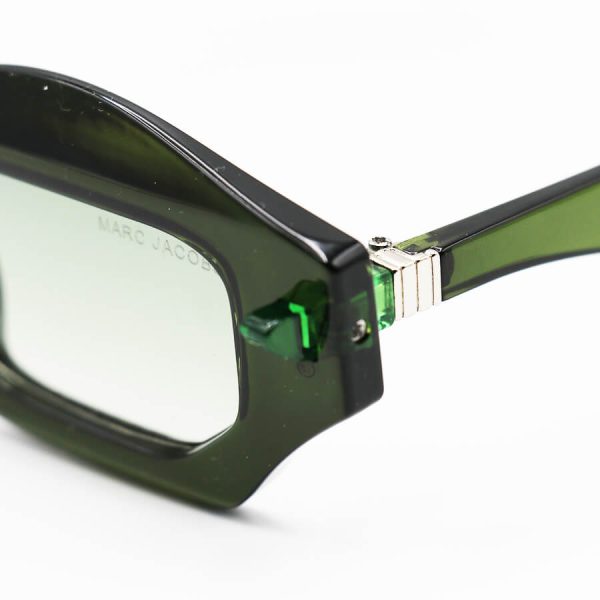 عکس از عینک آفتابی مارک جیکوبز با فریم مستطیلی شکل، سبز رنگ و لنز سبز هایلایت مدل shab405