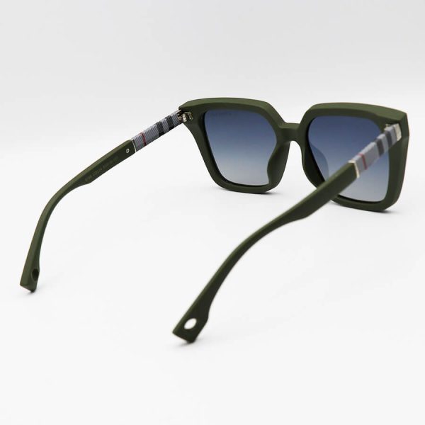 عکس از عینک آفتابی burberry با فریم مربعی، سبز مات و عدسی پلاریزه و دودی هایلایت مدل p5108