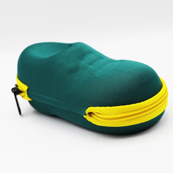 عکس از کیف عینک بچه‌گانه طرح کفش، سبز رنگ، از جنس فوم، زیپ دار و زیپ زرد مدل 992644