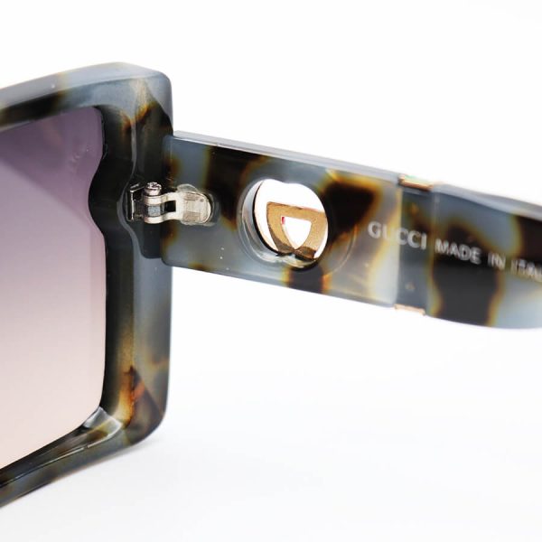 عکس از عینک آفتابی مربعی شکل gucci با فریم هاوانا، از جنس کائوچو و لنز قهوه ای هایلایت مدل 3374