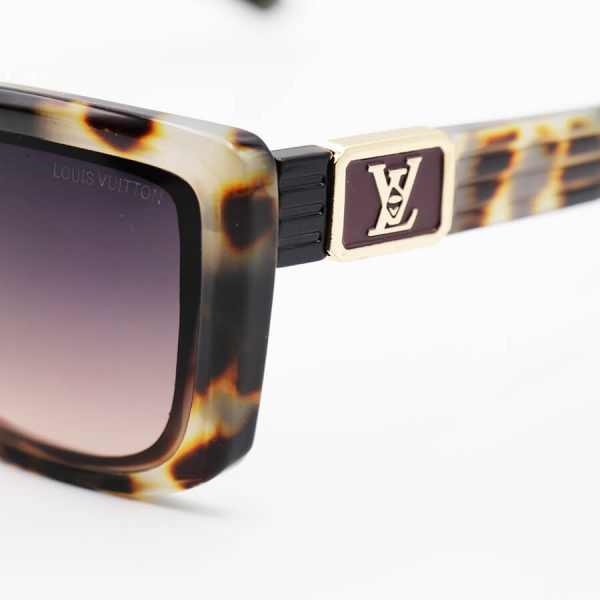 عکس از عینک آفتابی louis vuitton مربعی شکل، هاوانا و پلنگی و لنز قهوه ای سایه روشن مدل 3375
