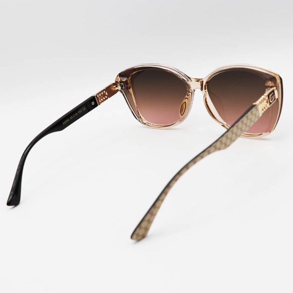 عکس از عینک آفتابی زنانه گوچی با فریم عسلی رنگ، گربه ای شکل و لنز قهوه ای سایه روشن مدل m9060
