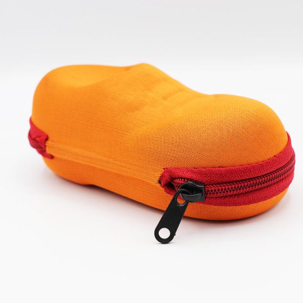 عکس از کیف عینک بچه‌گانه طرح کفش، نارنجی رنگ، از جنس فوم، زیپ دار و زیپ قرمز مدل 992641