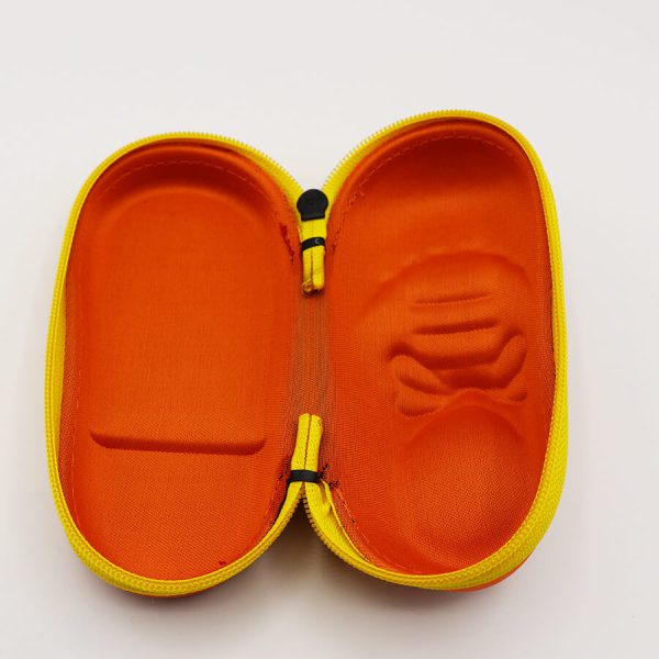 عکس از کیف عینک بچه‌گانه طرح کفش، نارنجی رنگ، از جنس فوم، زیپ دار و زیپ زرد مدل 992641