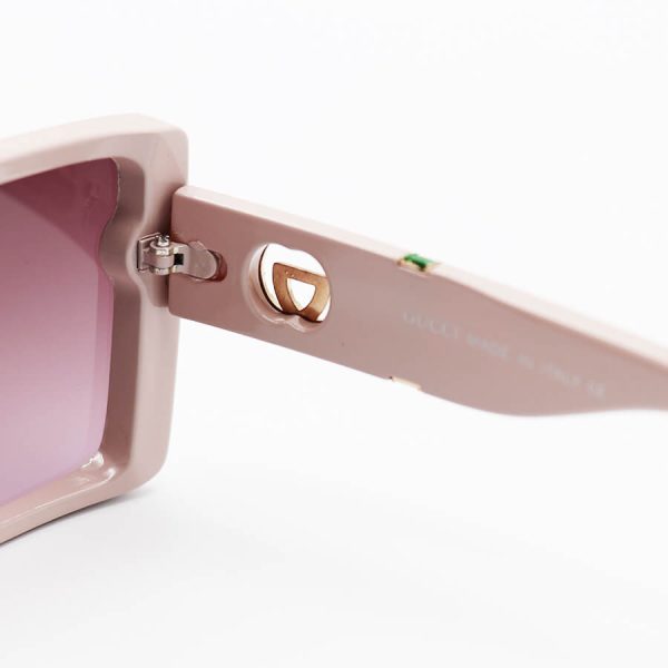 عکس از عینک آفتابی مربعی گوچی با فریم صورتی، از جنس کائوچو و لنز بنفش هایلایت مدل 3374
