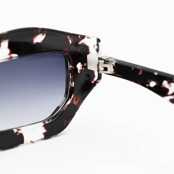 عکس از عینک آفتابی مارک جیکوبز با فریم مستطیلی شکل، چند رنگ و لنز هایلایت تیره مدل shab405