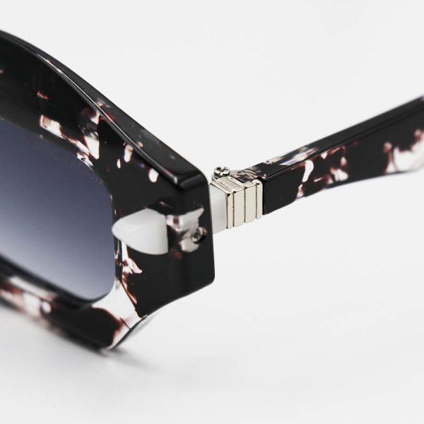 عکس از عینک آفتابی مارک جیکوبز با فریم مستطیلی شکل، چند رنگ و لنز هایلایت تیره مدل shab405