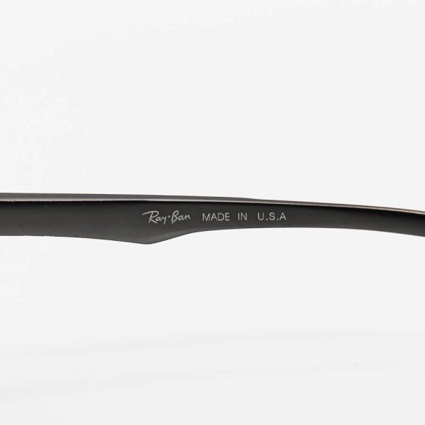 عکس از عینک آفتابی پلاریزه ریبن با فریم مستطیلی شکل، رنگ نوک مدادی و لنز دودی تیره مدل p2336