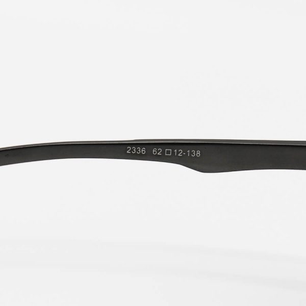 عکس از عینک آفتابی پلاریزه ریبن با فریم مستطیلی شکل، رنگ نوک مدادی و لنز دودی تیره مدل p2336