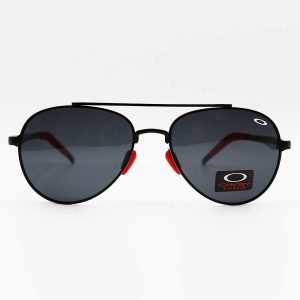 عکس از عینک آفتابی خلبانی OAKLEY با فریم آلومینیومی، مشکی و قرمز رنگ، لنز دودی و پلاریزه مدل 008918