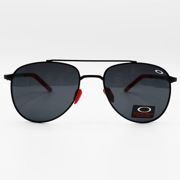 عکس از عینک آفتابی oakley با فریم خلبانی، مشکی و قرمز رنگ، لنز پلاریزه و دودی تیره مدل 008920