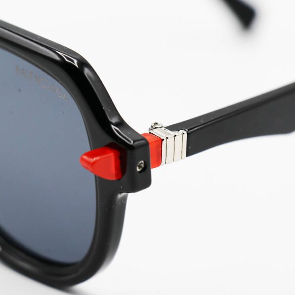عکس از عینک آفتابی بالنسیاگا با فریم خلبانی، مشکی و قرمز رنگ و عدسی دودی تیره مدل sha601