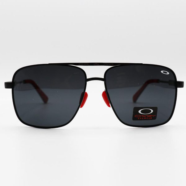 عکس از عینک آفتابی oakley با فریم هندسی، مشکی و قرمز رنگ، لنز دودی تیره و پلاریزه مدل 008922