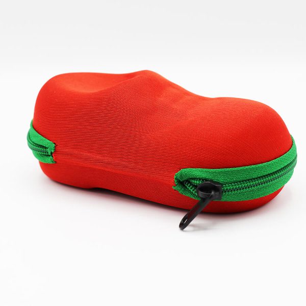 عکس از کیف عینک بچه‌گانه طرح کفش، قرمز رنگ، از جنس فوم، زیپ دار و زیپ سبز مدل 992640