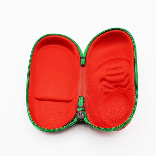 عکس از کیف عینک بچه‌گانه طرح کفش، قرمز رنگ، از جنس فوم، زیپ دار و زیپ سبز مدل 992640