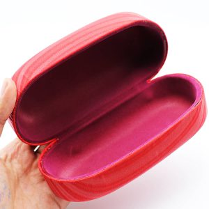 عکس از قاب عینک هاردی قرمز رنگ، بیضی شکل، سایز بزرگ و از جنس چرمی مدل 992626