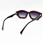 عکس از عینک آفتابی مستطیلی MARC JACOBS با فریم زرشکی، دسته مشکی و لنز سایه روشن مدل SHAB405