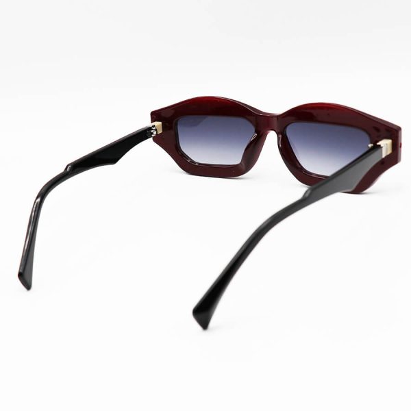 عکس از عینک آفتابی مستطیلی marc jacobs با فریم زرشکی، دسته مشکی و لنز سایه روشن مدل shab405