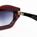 عکس از عینک آفتابی مستطیلی MARC JACOBS با فریم زرشکی، دسته مشکی و لنز سایه روشن مدل SHAB405