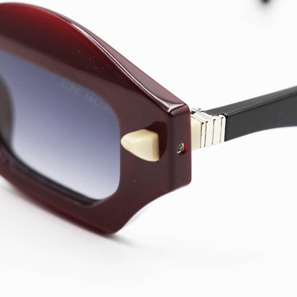 عکس از عینک آفتابی مستطیلی marc jacobs با فریم زرشکی، دسته مشکی و لنز سایه روشن مدل shab405