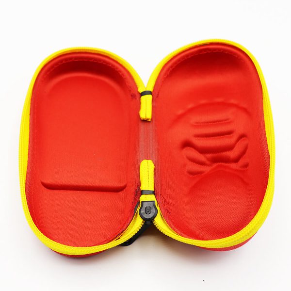 عکس از کیف عینک بچه‌گانه طرح کفش، قرمز رنگ، از جنس فوم، زیپ دار و زیپ زرد مدل 992639