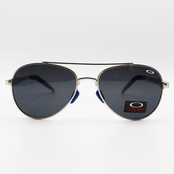 عکس از عینک آفتابی خلبانی با فریم آلومینیومی، نقره ای رنگ، لنز دودی تیره و پلاریزه برند اوکلی مدل 008918