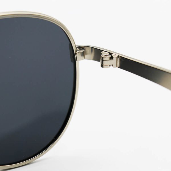 عکس از عینک آفتابی خلبانی با فریم آلومینیومی، نقره ای رنگ، لنز دودی تیره و پلاریزه برند اوکلی مدل 008918