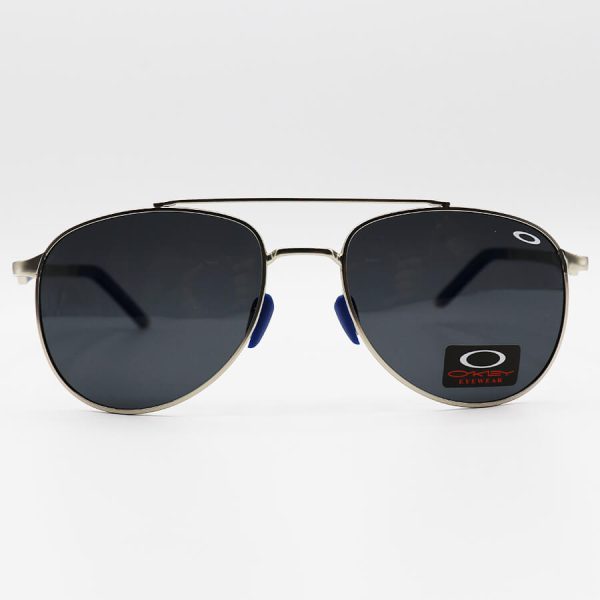 عکس از عینک آفتابی oakley با فریم خلبانی، نقره ای رنگ، لنز دودی تیره و پلرایزد مدل 008920