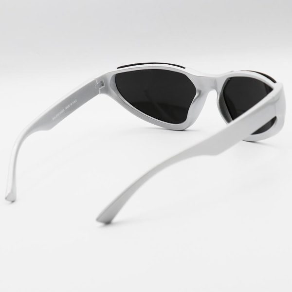عکس از عینک آفتابی فانتزی balenciaga با فریم سیلور و لنز آینه ای و نقره ای رنگ مدل jh18164