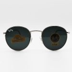 عکس از عینک آفتابی RAY-BAN با فریم گرد، نقره ای رنگ، عدسی سنگ و رنگ دودی تیره مدل 3447