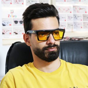 عکس از عینک آفتابی فشن HERMES با فریم مربعی شکل، عدسی یووی 400 و یکسره مدل 4236 بر روی صورت محمدحسین ابراهیم زاده