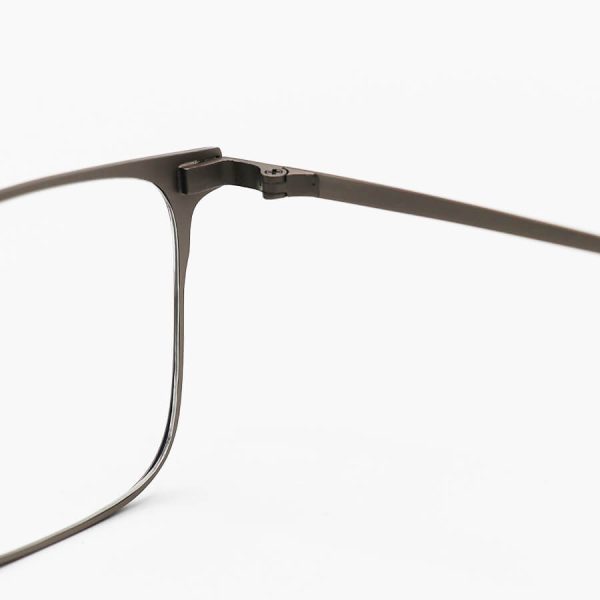 عکس از فریم عینک چند کاوره با فریم رنگ نوک مدادی، مربعی شکل و از جنس آلومینیوم مدل 7012