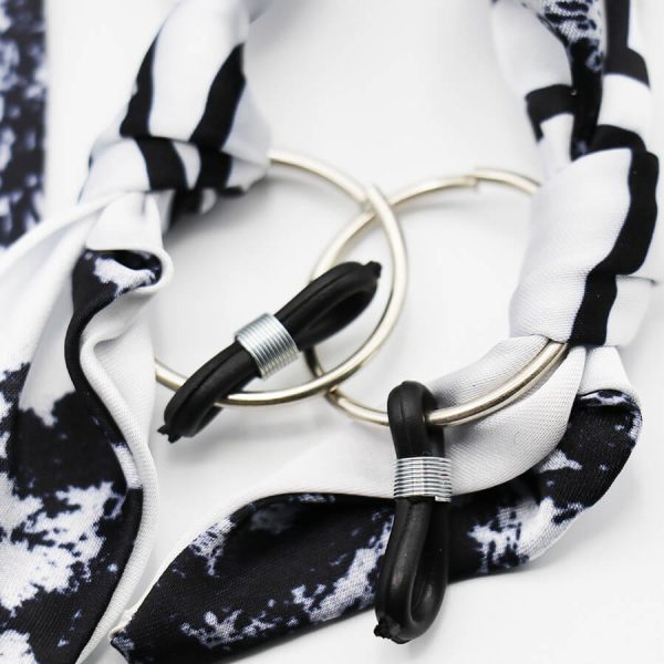 عکس از بند عینک دیور dior با رنگ سفید و مشکی و از جنس پارچه‌ای (طرح روسری) مدل 992616