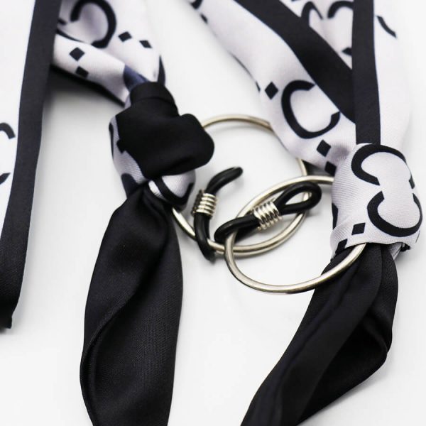 عکس از بند عینک شنل chanel با رنگ سفید و مشکی و از جنس پارچه‌ای (طرح روسری) مدل 992617