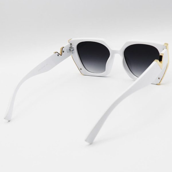 عکس از عینک آفتابی زنانه valentino با فریم رنگ سفید، پروانه ای شکل و عدسی دودی سایه روشن مدل 9794