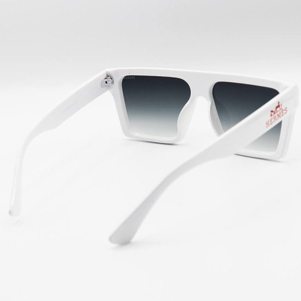 عکس از عینک آفتابی اسپورت با فریم سفید رنگ، مربعی شکل و لنز سبز سایه روشن hermes مدل 4236