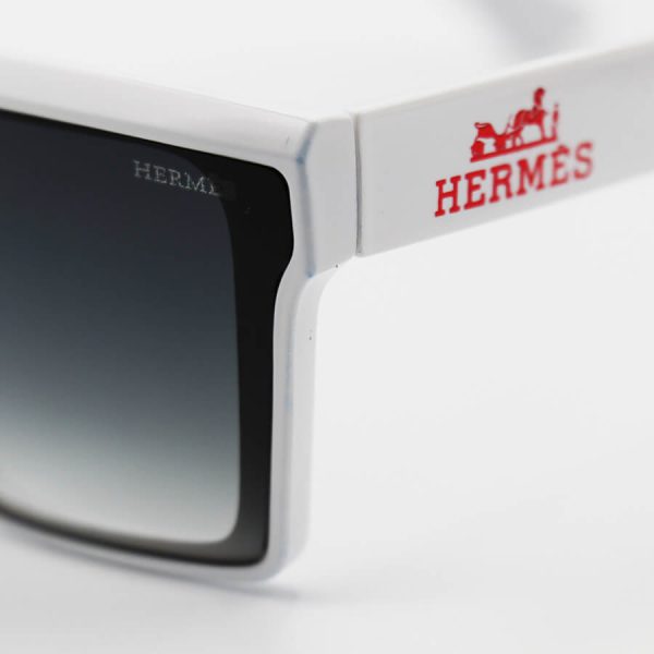 عکس از عینک آفتابی اسپورت با فریم سفید رنگ، مربعی شکل و لنز سبز سایه روشن hermes مدل 4236